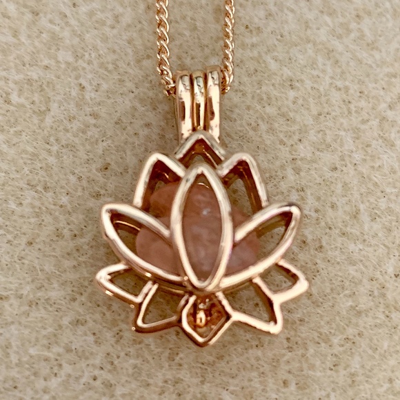 Rose Quartz Lotus Flower Necklace (Gold color) - Picture 1 of 8